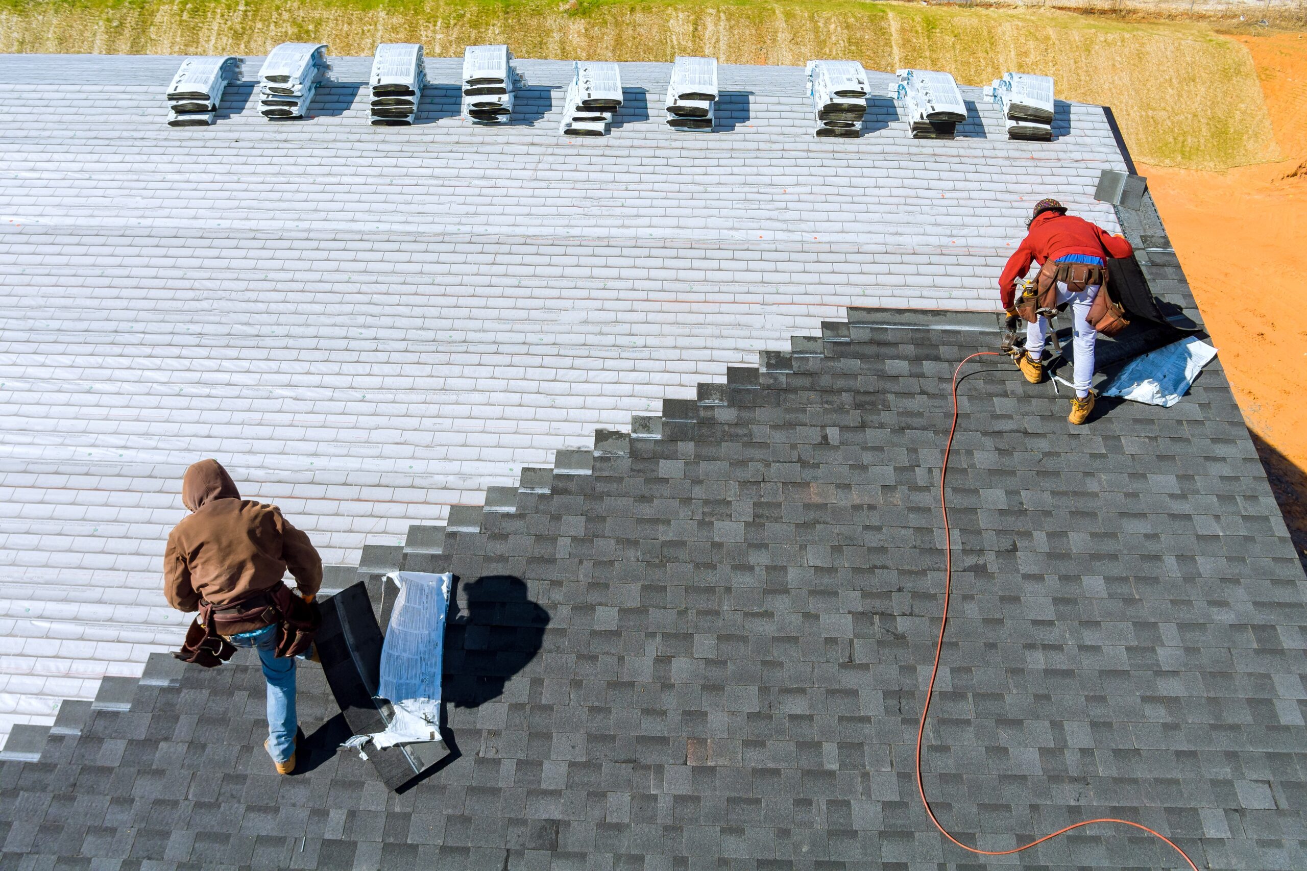 Travaux de toiture en cours sur maison.