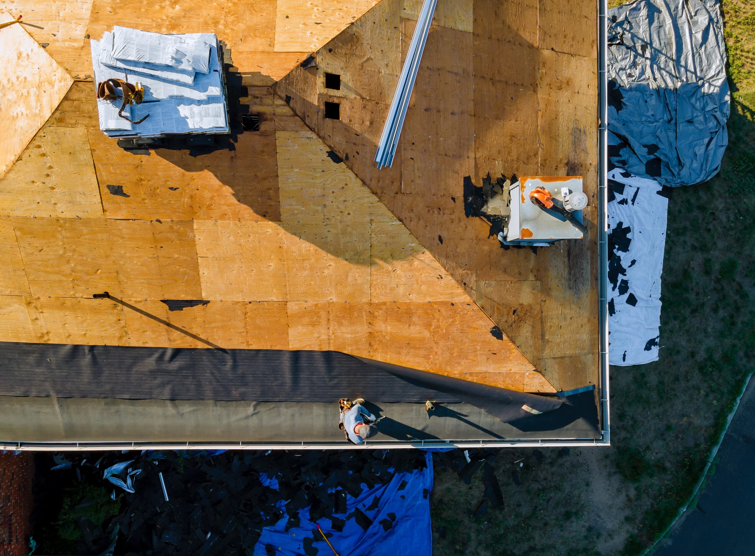 Travaux de toiture vue aérienne avec ouvriers.