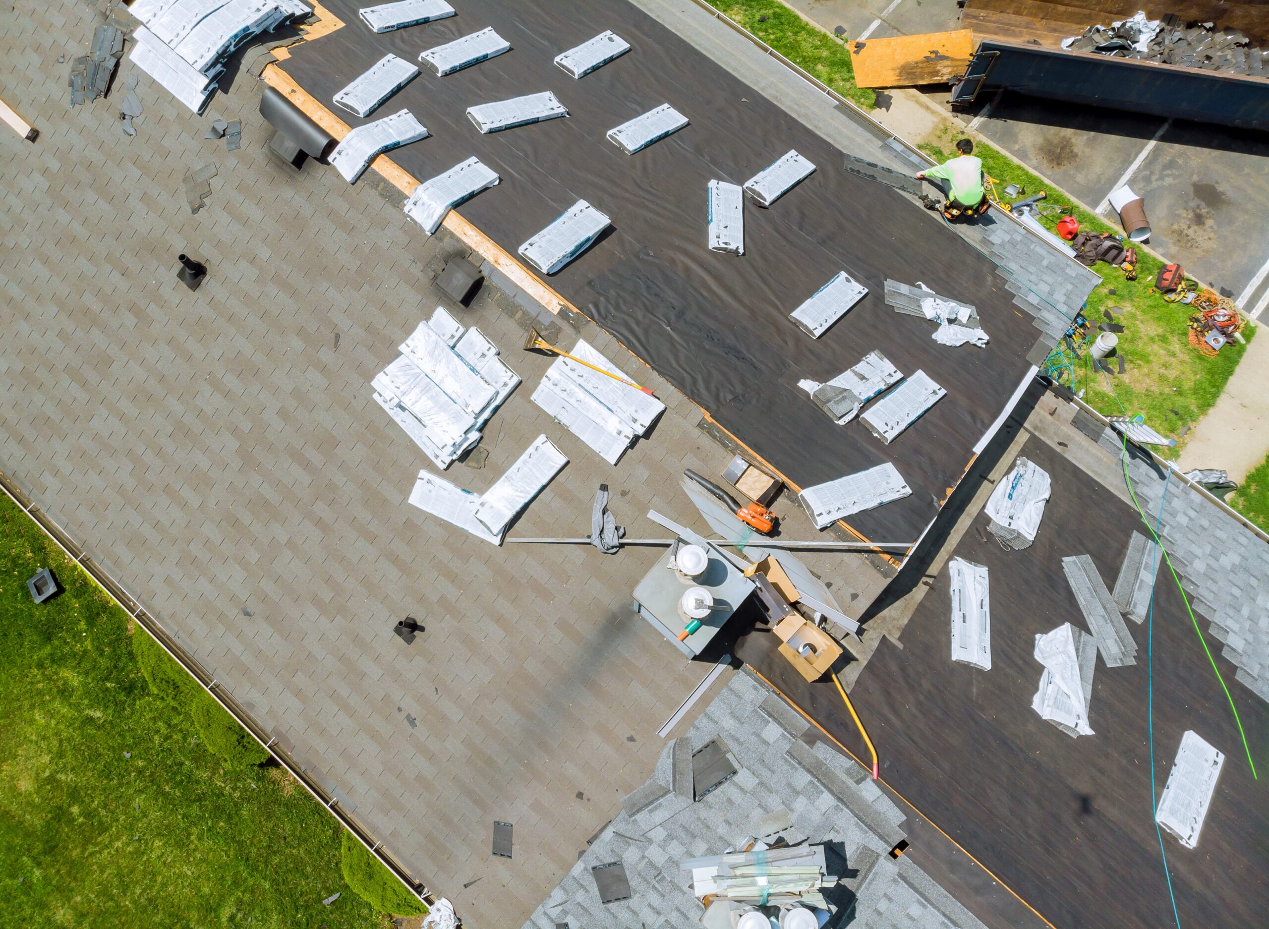 Travaux de toiture sur maison en rénovation.