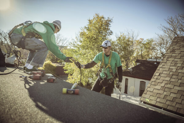 Travailleurs installant un toit sous le soleil.